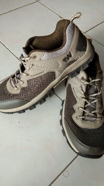 sepatu sneakers merk WEINBRENNER size 43