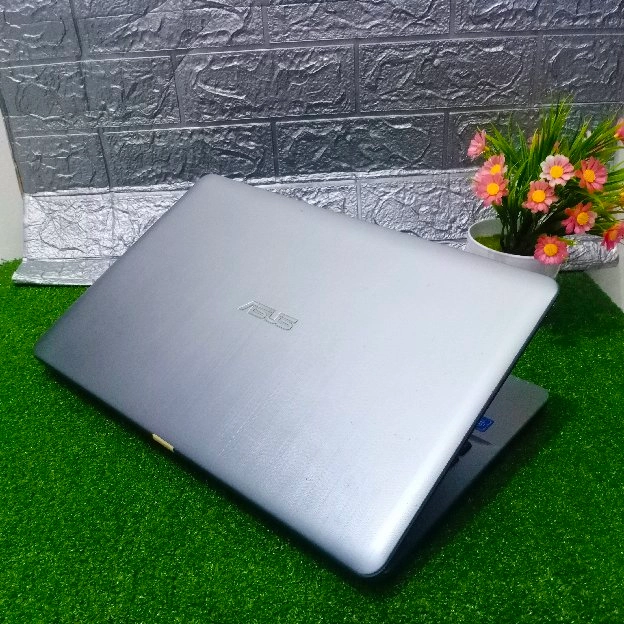 Laptop Asus VivoBook Max