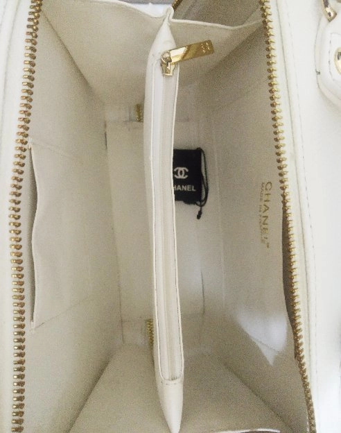 TAS CHANEL VANITY WHITE