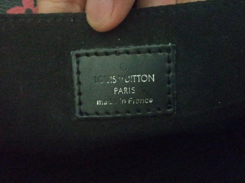 Tas Slempang Louis Vuitton