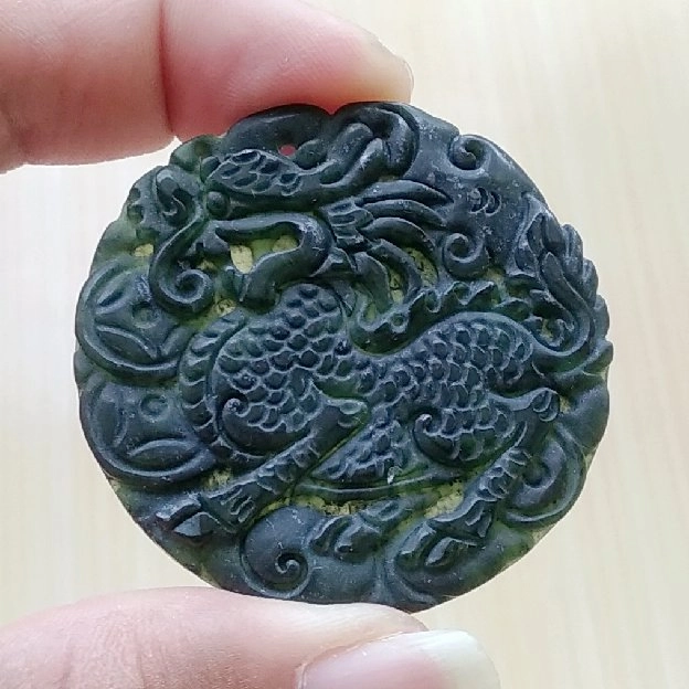 Liontin Batu Natural Giok Serpentine / Black Jade Ukir Naga Dragon