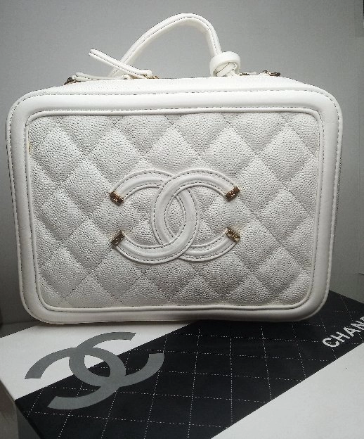 TAS CHANEL VANITY WHITE