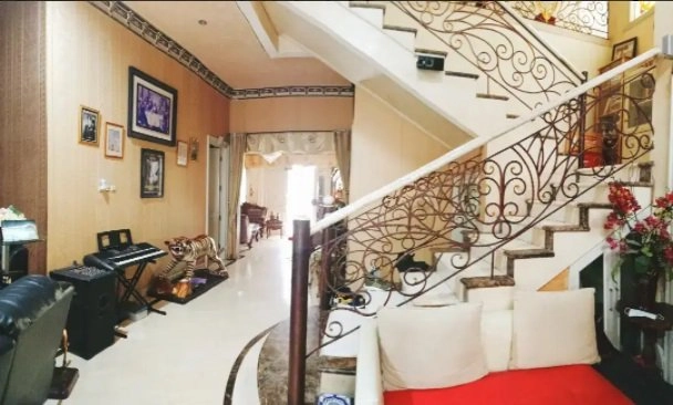 Rumah Mewah di Gayungsari Ada Kolam Renang Furnish Dekat Icon Mall