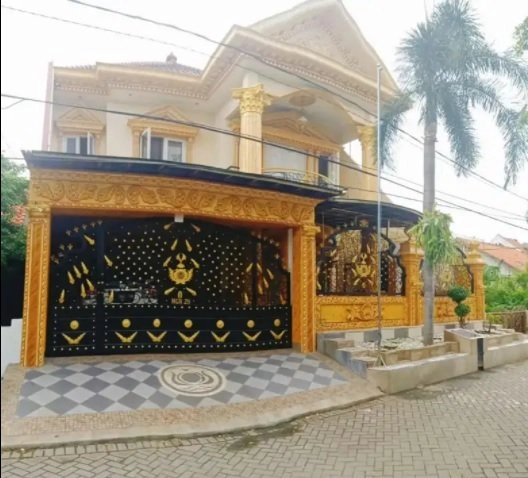 Rumah Mewah di Gayungsari Ada Kolam Renang Furnish Dekat Icon Mall