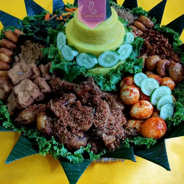 Tumpeng Besar Nasi Kuning Ayam Serundeng Komplit