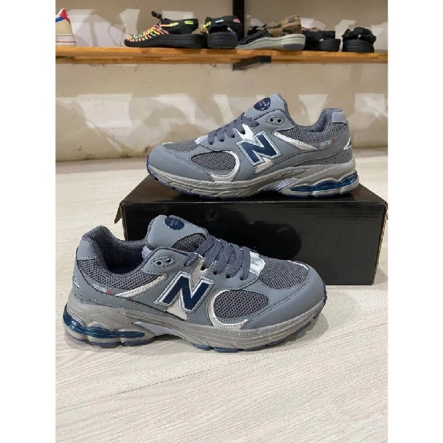 sepatu sneakers new balance 2002R