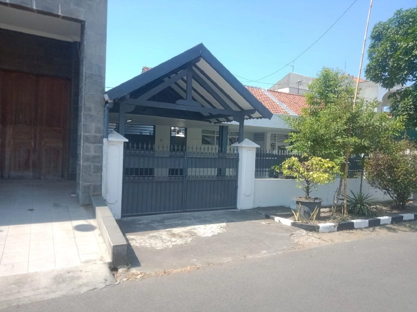 DIJUAL RUMAH SIAP HUNI DI LOKASI STRATEGIS SURABAYA.. SEWA JUGA BISA