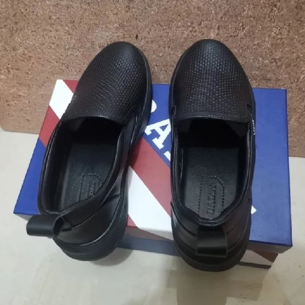 sepatu slip on pria bally