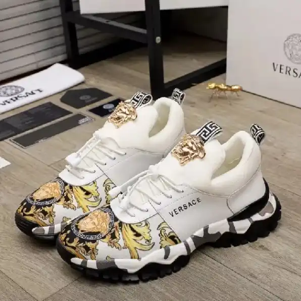 Sepatu sneakers pria versace