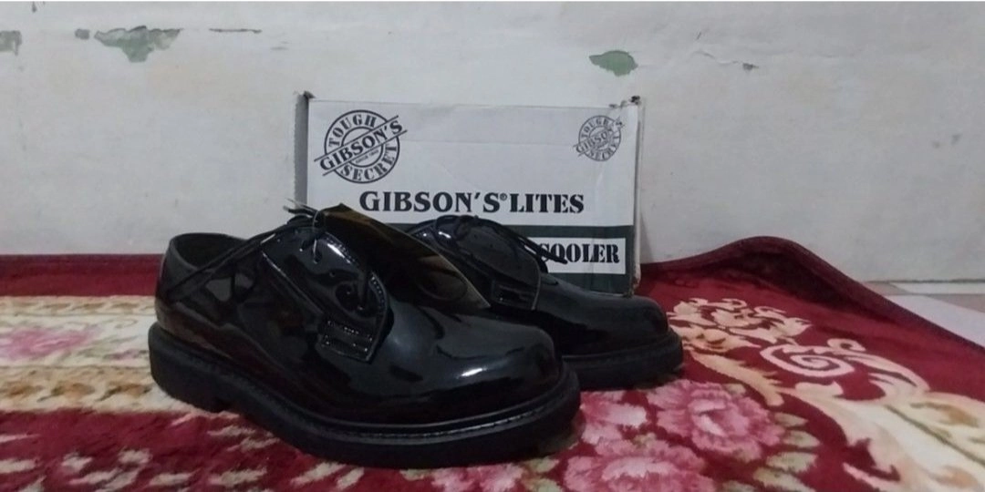 Sepatu Gibson's Lites