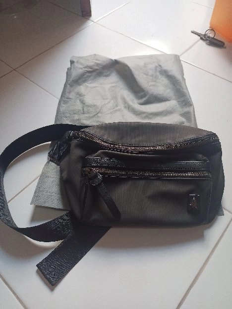 tas slempang hush puppies