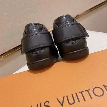 Sepatu sneakers pria louis vuitton lv damier