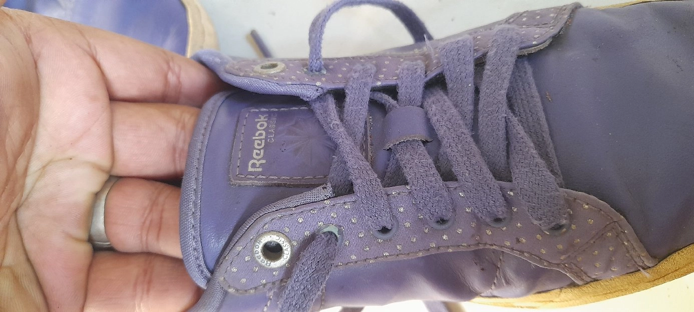 sepatu sneakers kulit MERK REEBOK ori