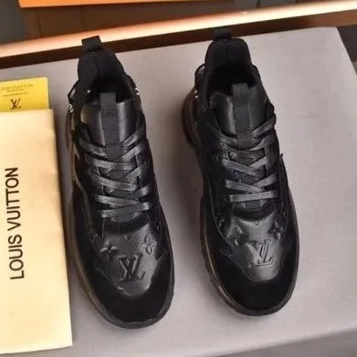 Sepatu sneakers pria louis vuitton lv