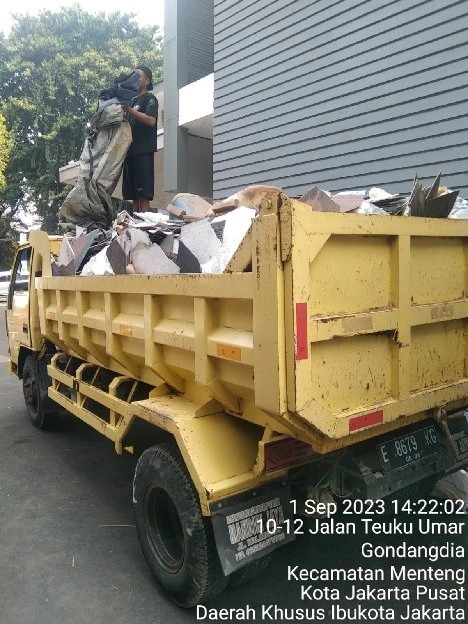 Tukang angkut puing sampah proyek