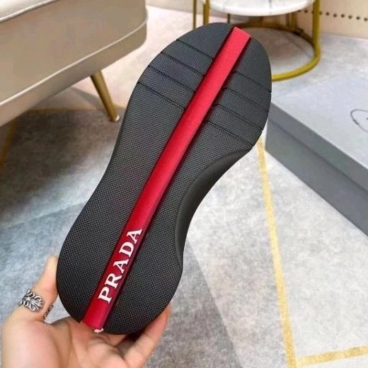 Sepatu sneakers pria prada