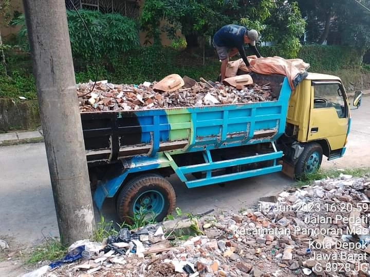 Jasa buang puing dan pengurugan