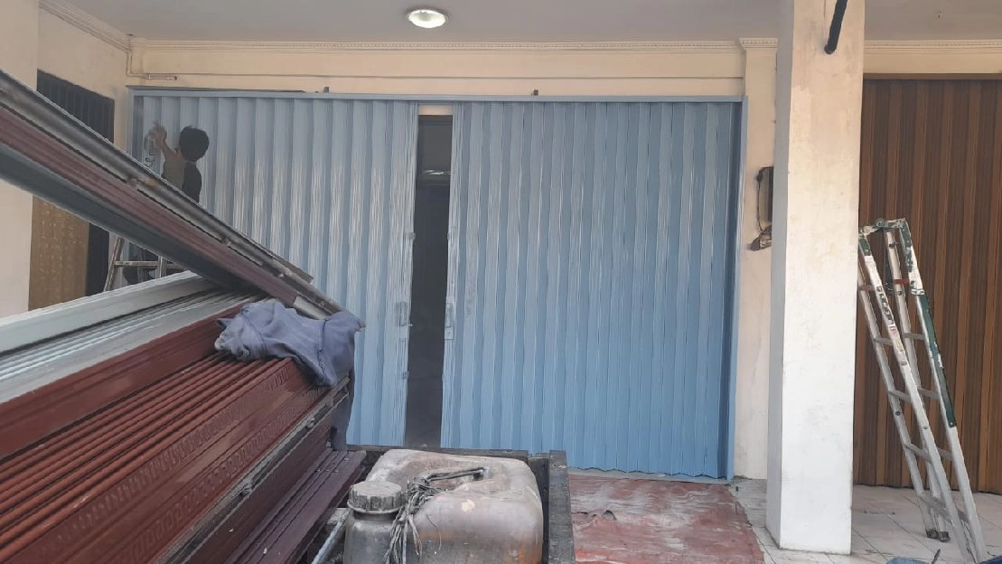 081310150492 bongkar pasang folding door PVC Kalimalang Cijantung Kalisari Cilangkap bambu apus 