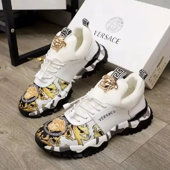 Sepatu sneakers pria versace