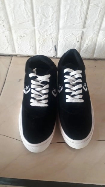 Sepatu Converse Warna Hitam