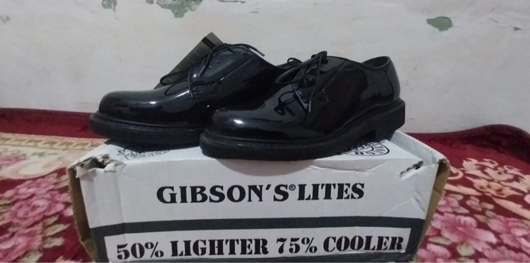 Sepatu Gibson's Lites