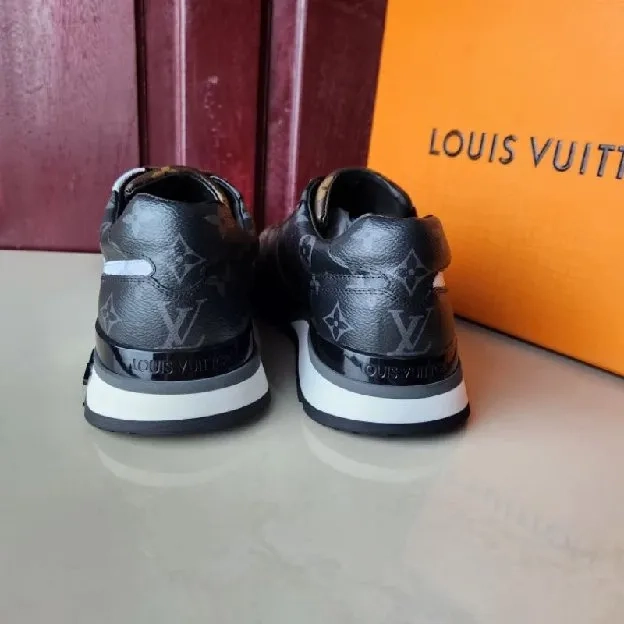 Sepatu sneakers pria louis vuitton lv