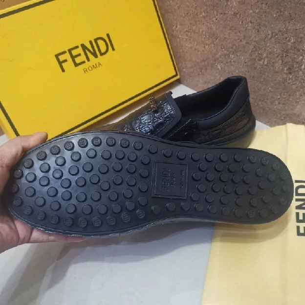 sepatu slip on fendi