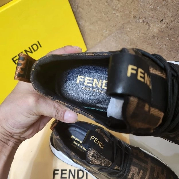 sepatu cowok fendi sneakers pria men shoes run away