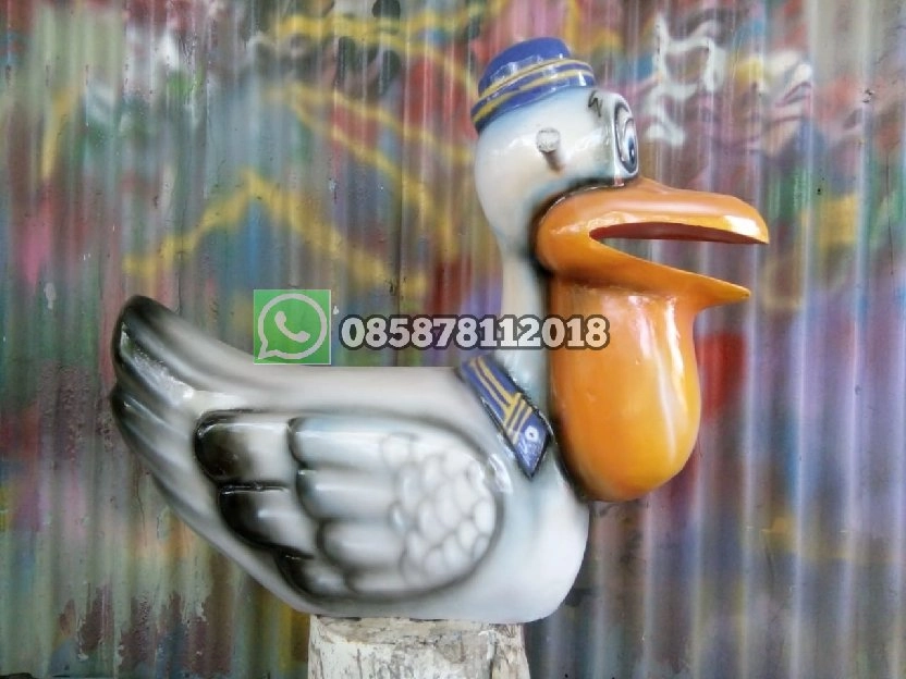 Patung Burung Pelikan