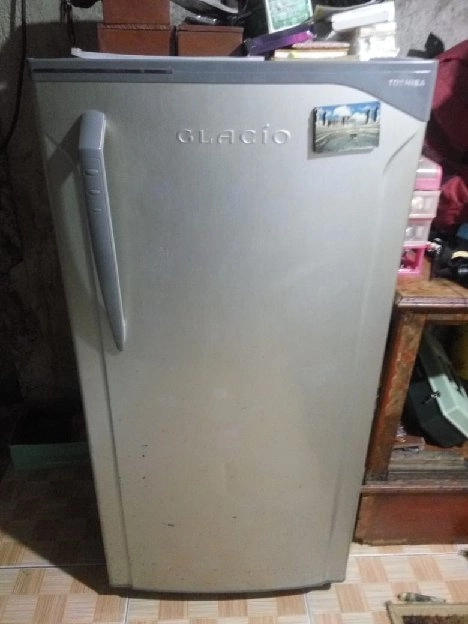 Kulkas 1 pintu merek TOSHIBA Glasio Rp 750.000