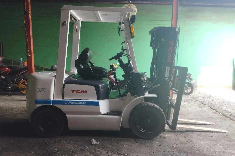 Forklift TCM Trilift 2.5 ton mast 4 mtr 2004