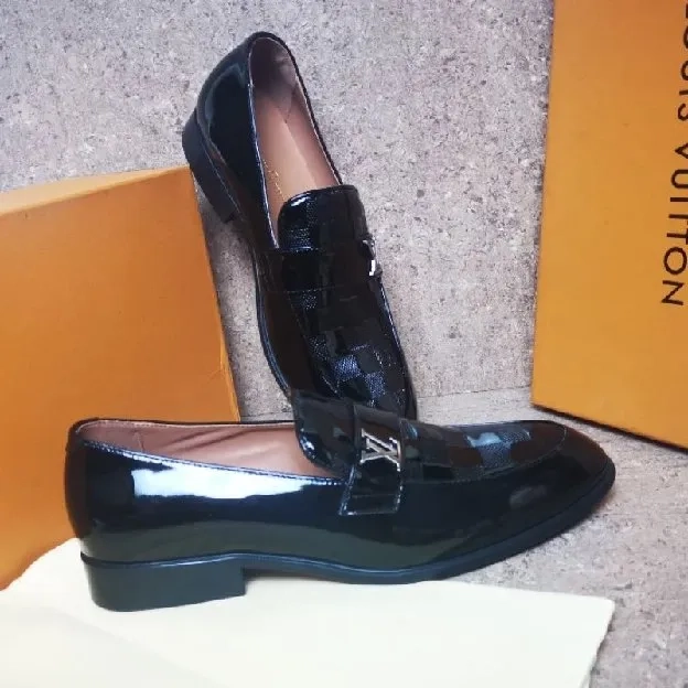 Sepatu pantofel formal louis vuitton lv emboss pria