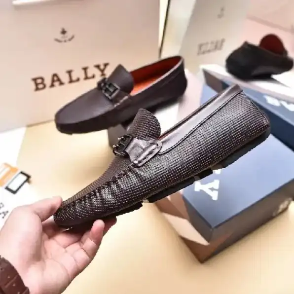 Sepatu loafers pria bally