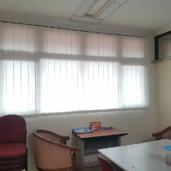 roller blinds tirai kantor dan gedung