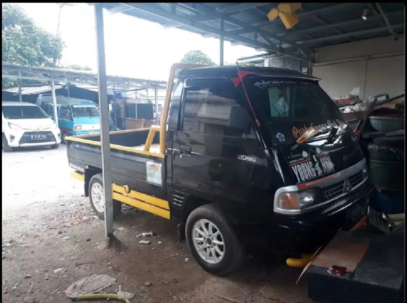 jasa mobil pickup. jasa pindahan. jasa buang puing atau sampah kering buang barang" tak terpakai