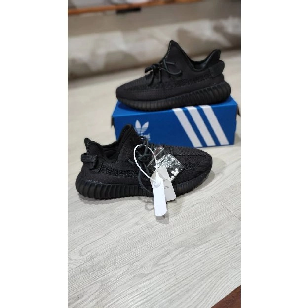 sepatu sneakers yeezy 350