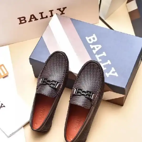 Sepatu loafers pria bally