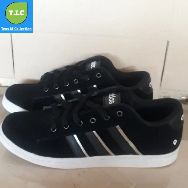 Sepatu Adidas