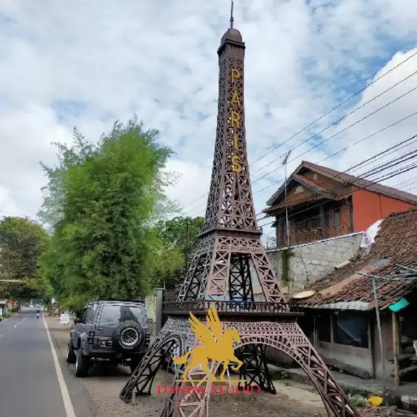 Replika Menara Eiffel