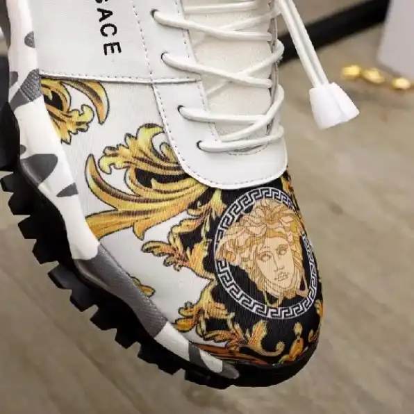 Sepatu sneakers pria versace