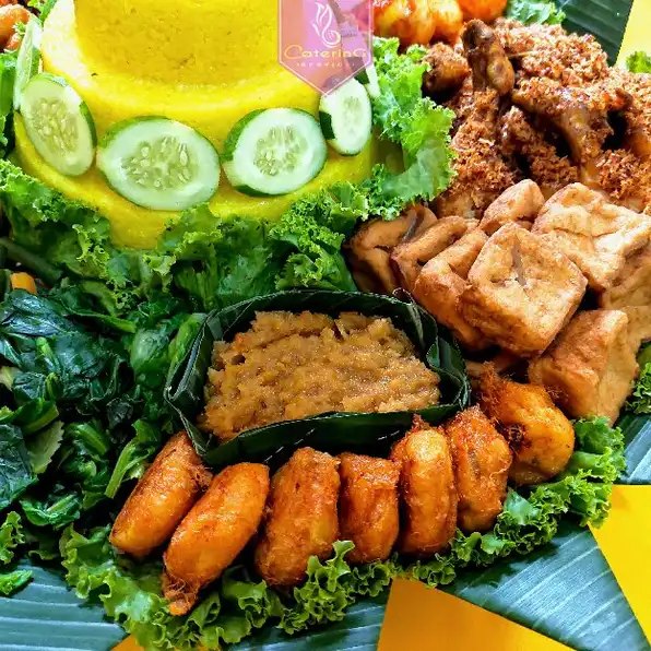 Tumpeng Besar Nasi Kuning Ayam Serundeng Komplit