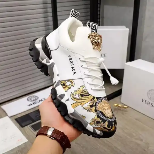 Sepatu sneakers pria versace