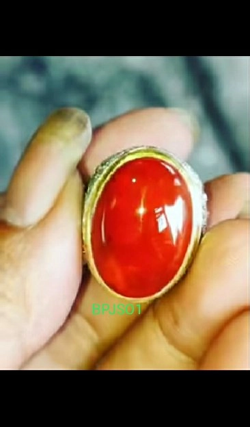 batu permata kali Maya merah 