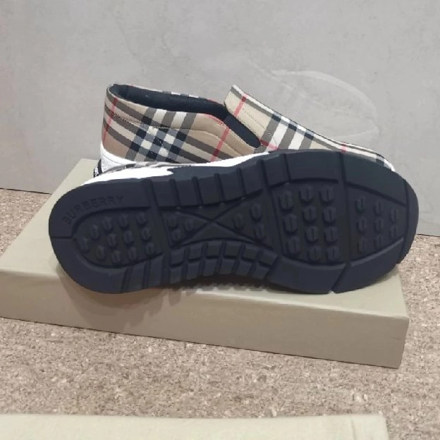 sepatu slip on pria burberry