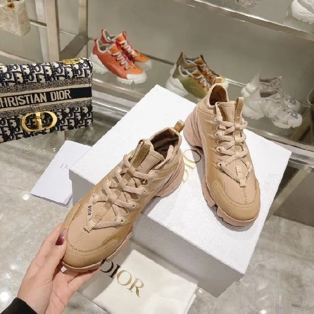 Sepatu sneakers wanita dior