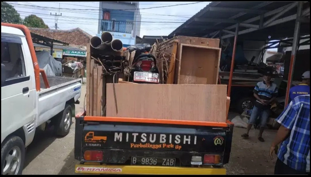 jasa mobil pickup. jasa pindahan. jasa buang puing atau sampah kering buang barang" tak terpakai