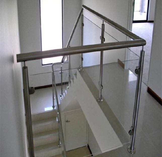 Railing tangga stenlies kaca 