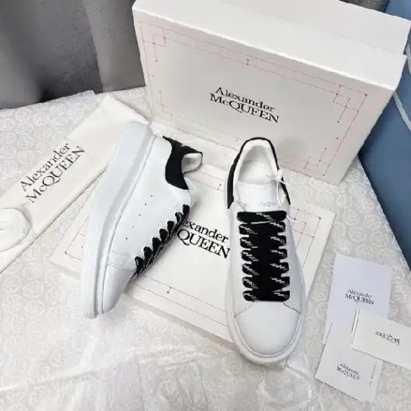 Sepatu sneakers unisex alexander mcQueen