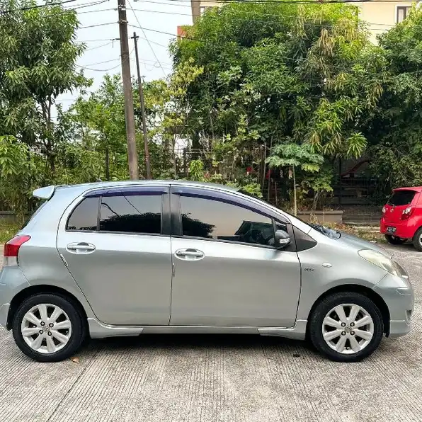 toyota yaris e at 2010 tdp 10 juta saja