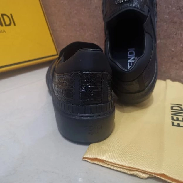 sepatu slip on fendi